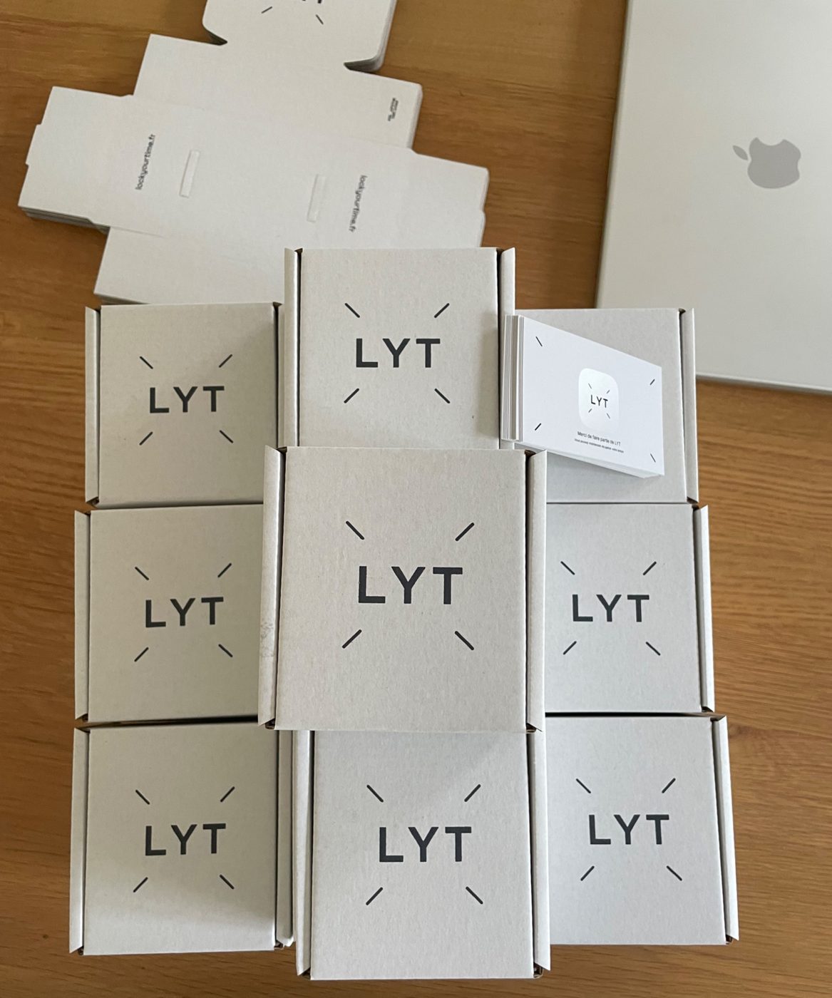 Boîtes LYT emballées et cartes de remerciement, prêtes à être expédiées